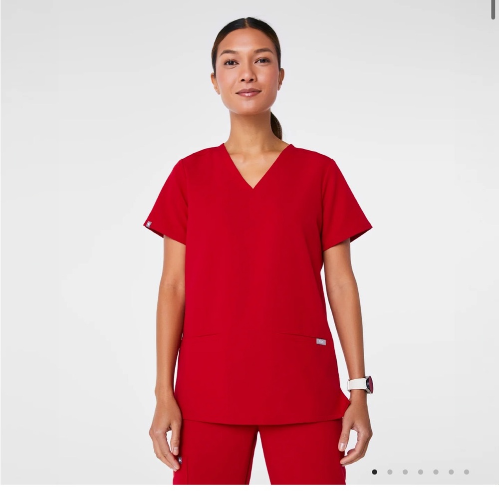Figs Casma 3 pocket scrub top XL in Winning Red